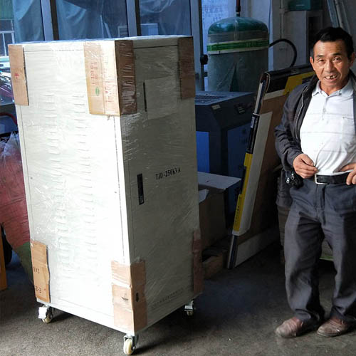 三相分調(diào)全自動補償式穩(wěn)壓器